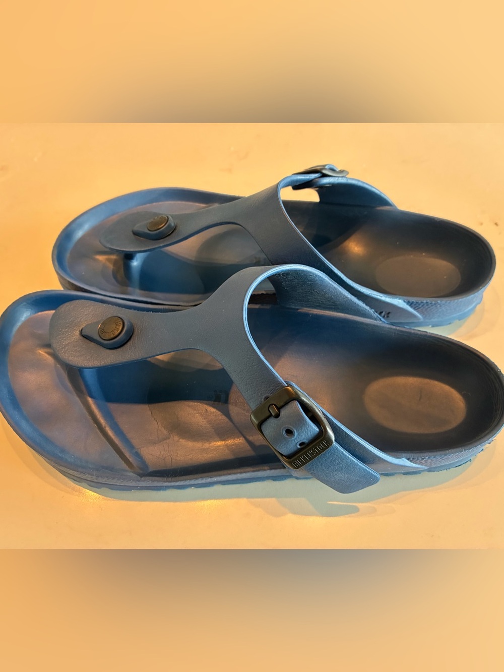 Blue Birkenstock Gizeh sandals are made from lightweight, waterproof EVA - Picture 2 of 7